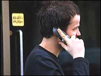 Hombre hablando por celular.